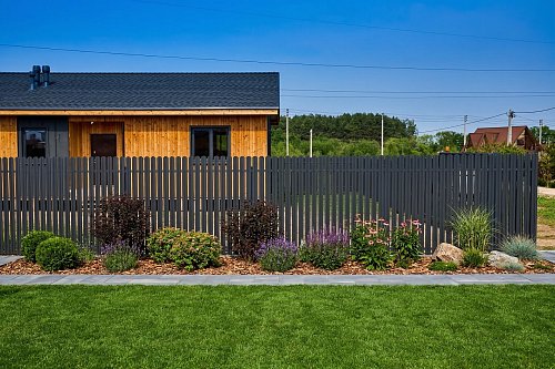 Забор из евроштакетника Finfold М-образный с каркасом в порошковой покраске на сваях "шуруп"