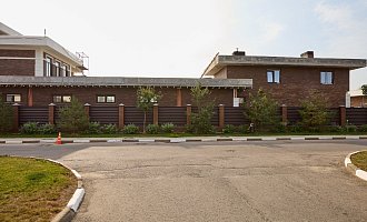 Как спланировать забор рядом с дорогой