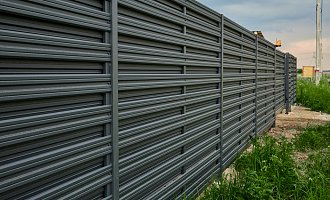 Установка комбинированного забора из евроштакетника и профнастила в коттеджном посёлке Усадьба Глебово