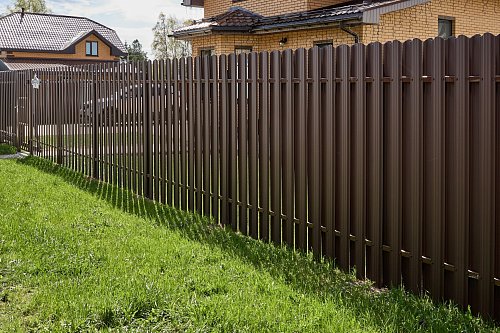 Забор из евроштакетника Олимп П-образный в шахматном порядке с каркасом в порошковой покраске