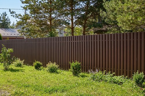 Забор из евроштакетника Finfold П-образный в шахматном порядке с каркасом в порошковой покраске на сваях "шуруп" 