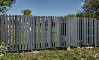 Установка комбинированного забора из металлического штакетника Finfold и профнастила в д. Скрябино