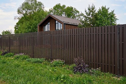 Забор из евроштакетника Finfold М-образный в шахматном порядке с каркасом в порошковой покраске