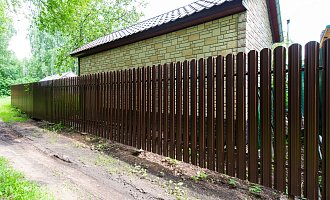 Как правильно установить забор на глинистой почве