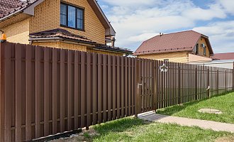 Установка вертикального забора из металлического штакетника в шахматном порядке в коттеджном посёлке Апрель