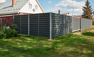 Установка забора из горизонтального евроштакетника в деревне Ветчи