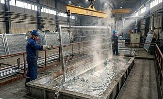 Горячее цинкование: защита металлических заборов от коррозии