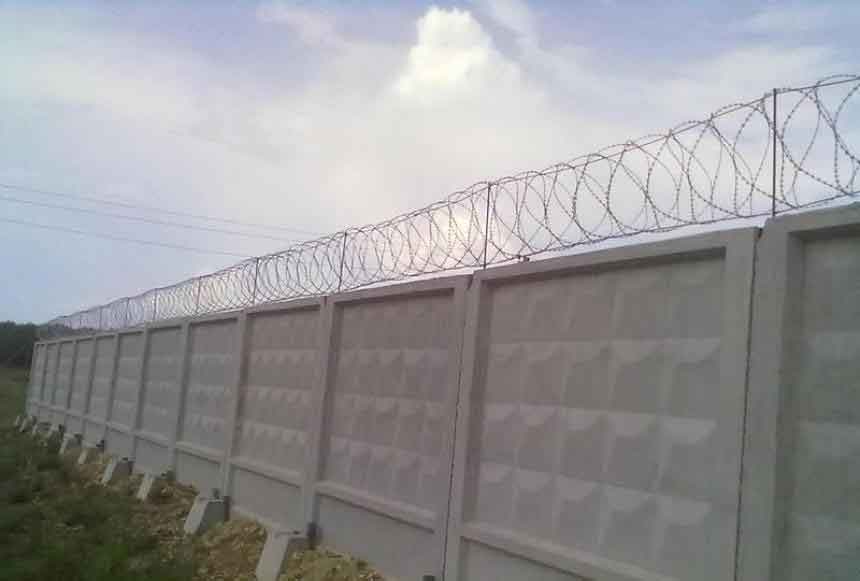 Фотография № 2: «Егоза» на бетонном заборе